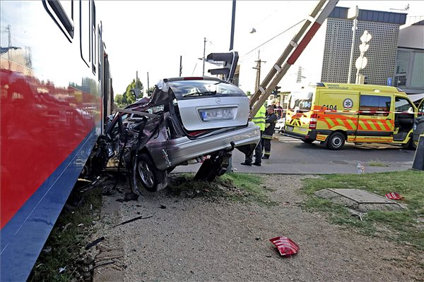 Vonattal ütközött egy személyautó Budapesten