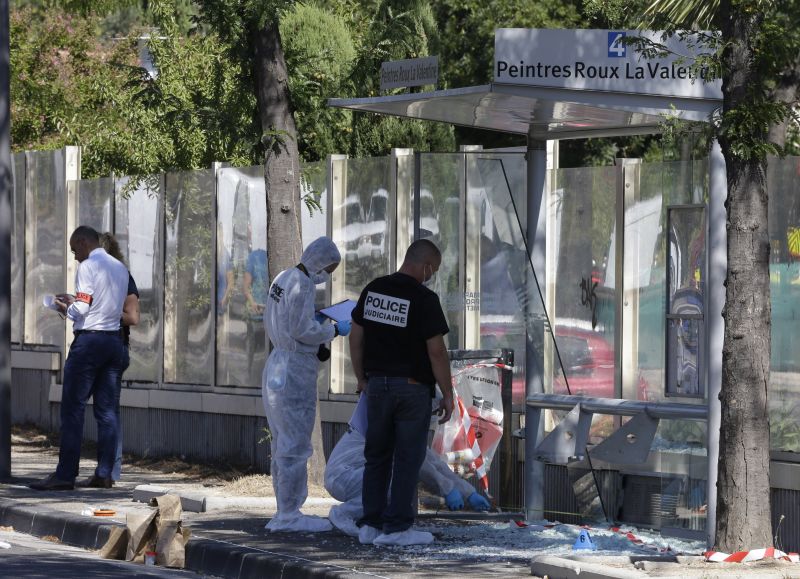 Autó csapódott a buszmegállókba Marseille-ben, egy halott