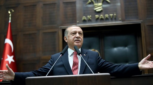 Kezeslábas egyenruhában kell bíróság elé állniuk a puccsistáknak Törökországban