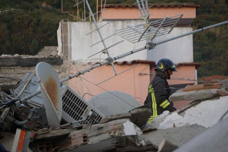Földrengés Ischián: Újabb gyermeket mentettek ki a romok alól