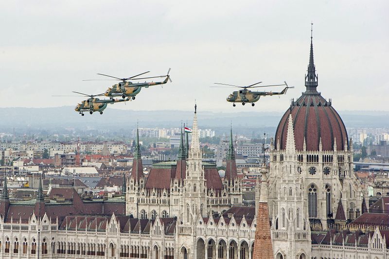 Így húzott el egy helikopterkötelék a Parlamentnél
