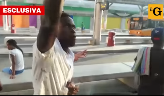Durván összeverte a buszsofőrt a migráns – videó