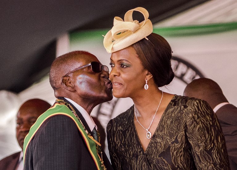 A zimbabwei first lady feladta magát a rendőrségen
