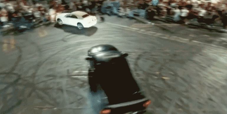 Brutális baleset: tömegbe csapódott a Mustang – videó
