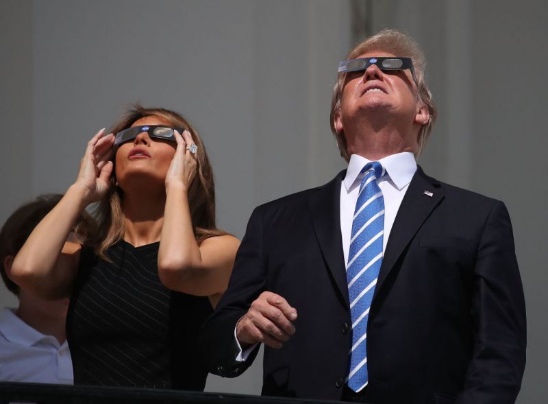 Donald Trump annyira kemény, hogy a napfogyatkozást is védőszemüveg nélkül nézi