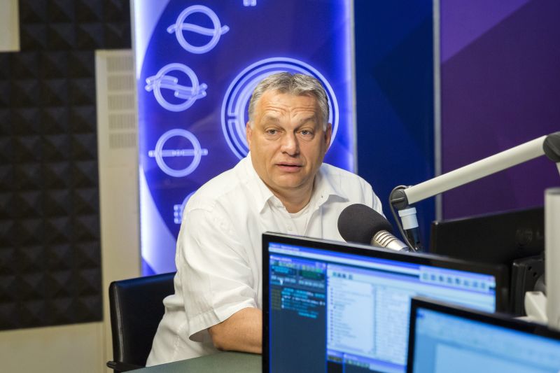 Majd 40 percet késett Orbán a szokásos kora reggeli rádiós szerepléséről