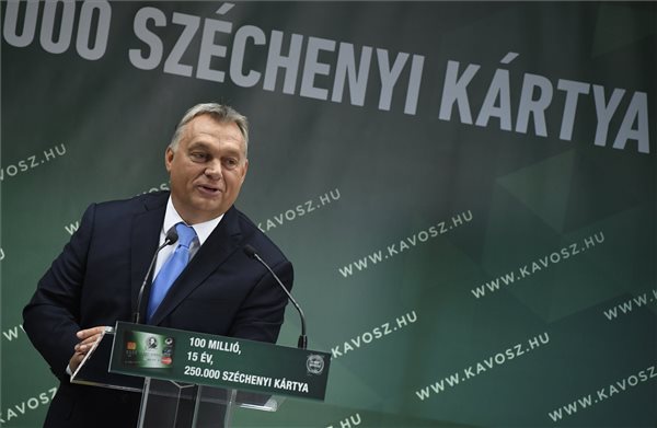 Így vitték ki az Orbánt vitára hívó aktivistát a teremből – videó