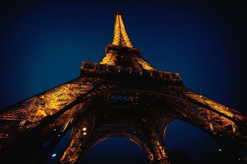 Sötétbe borul az Eiffel-torony a Marseille-i késelés és a Las Vegas-i lövöldözés áldozatainak emlékére