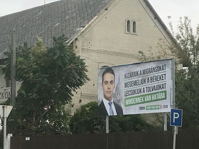Bírósághoz fordul a Jobbik a plakátok leszedése miatt