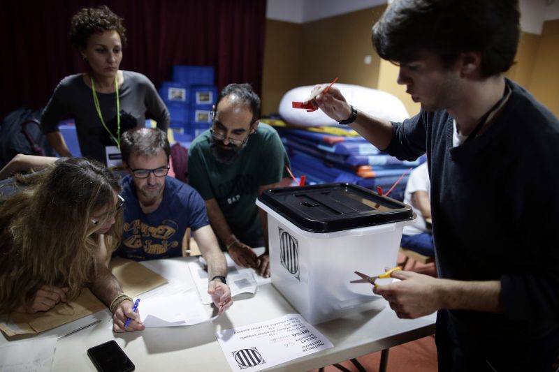 Katalónia: elsöprő többséggel nyertek a szakadárok