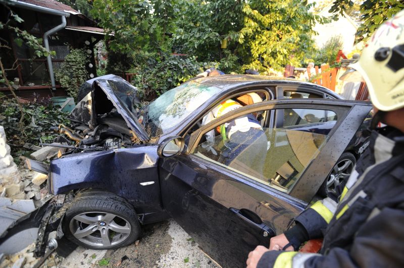 Kertes ház udvarába csapódott egy autó Kőbányán – fotók