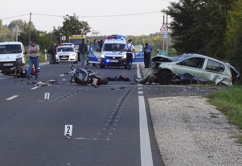 Motorkonvoj ütközött autóval a 47-esen: öt súlyos sérült  – fotók