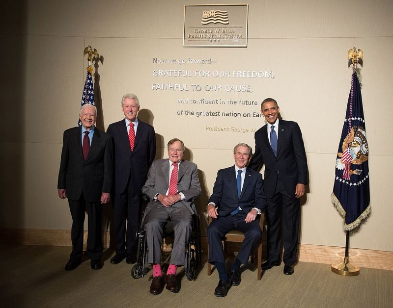 Clinton, Carter, Obama és a két Bush együtt segítik a hurrikánok áldozatait