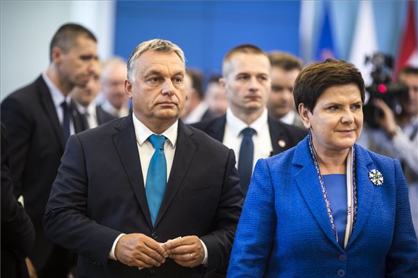 A lengyel kormányfő egyetért Orbánnal a bevándorlás kezelésében