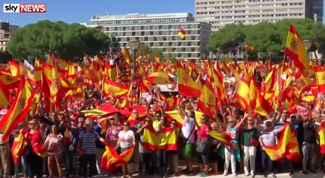 Több ezren tüntetnek Madridban és Barcelonában a katalán elszakadás ellen