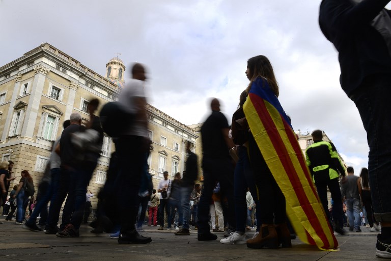 Megkezdte a spanyol kormány a katalán kormány feloszlatását, 150 vezetőt menesztenek