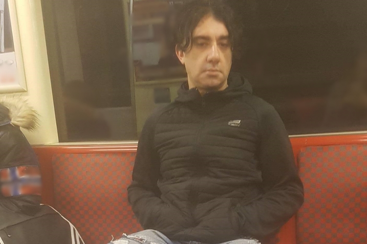 Nemi szervét mutogatta egy férfi a metrón, a rendőrség nagyon keresi