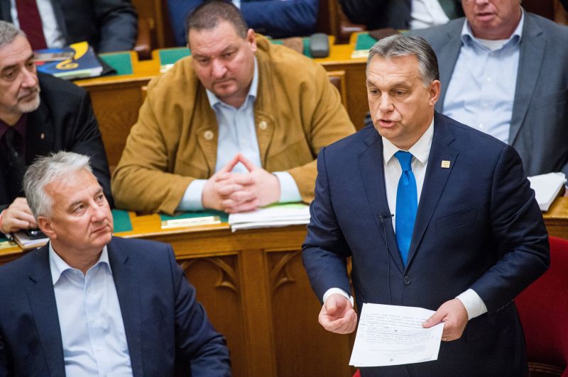 Feljelentették az Orbán-rendszer létrehozóit a Simicska-interjú hatására