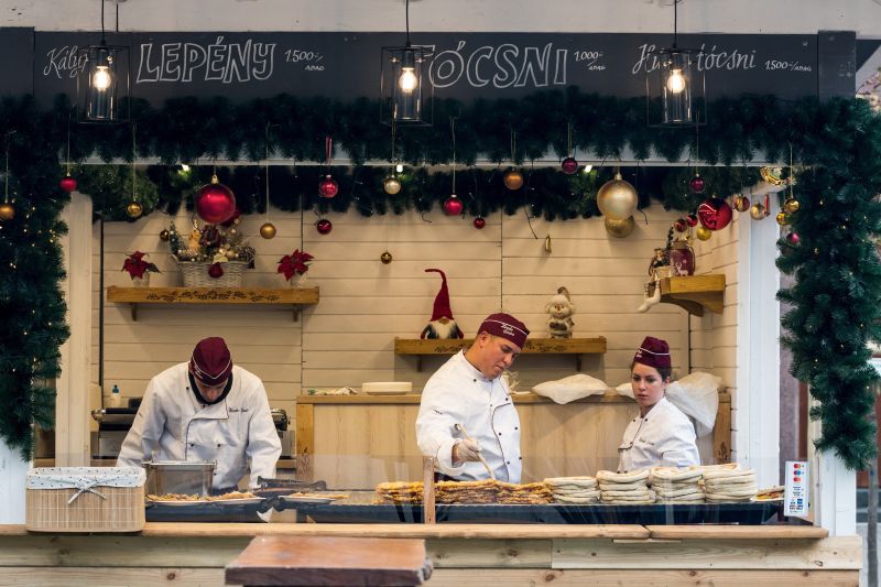 Megnyílt a karácsonyi vásár a Vörösmarty téren, idén is gyönyörű – fotók