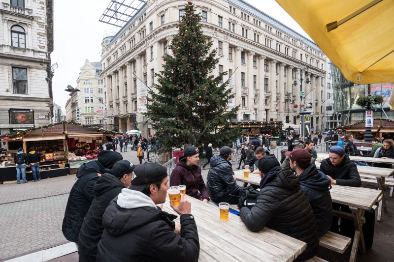 Megnyílt a karácsonyi vásár a Vörösmarty téren, idén is gyönyörű – fotók