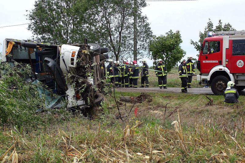 Harmincnál több munkás megsérült a buszbalesetben Tótkomlósnál
