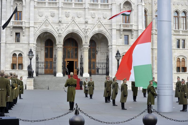 Nemzeti gyásznap: Magyarország lobogója ma egész nap félárbócon marad