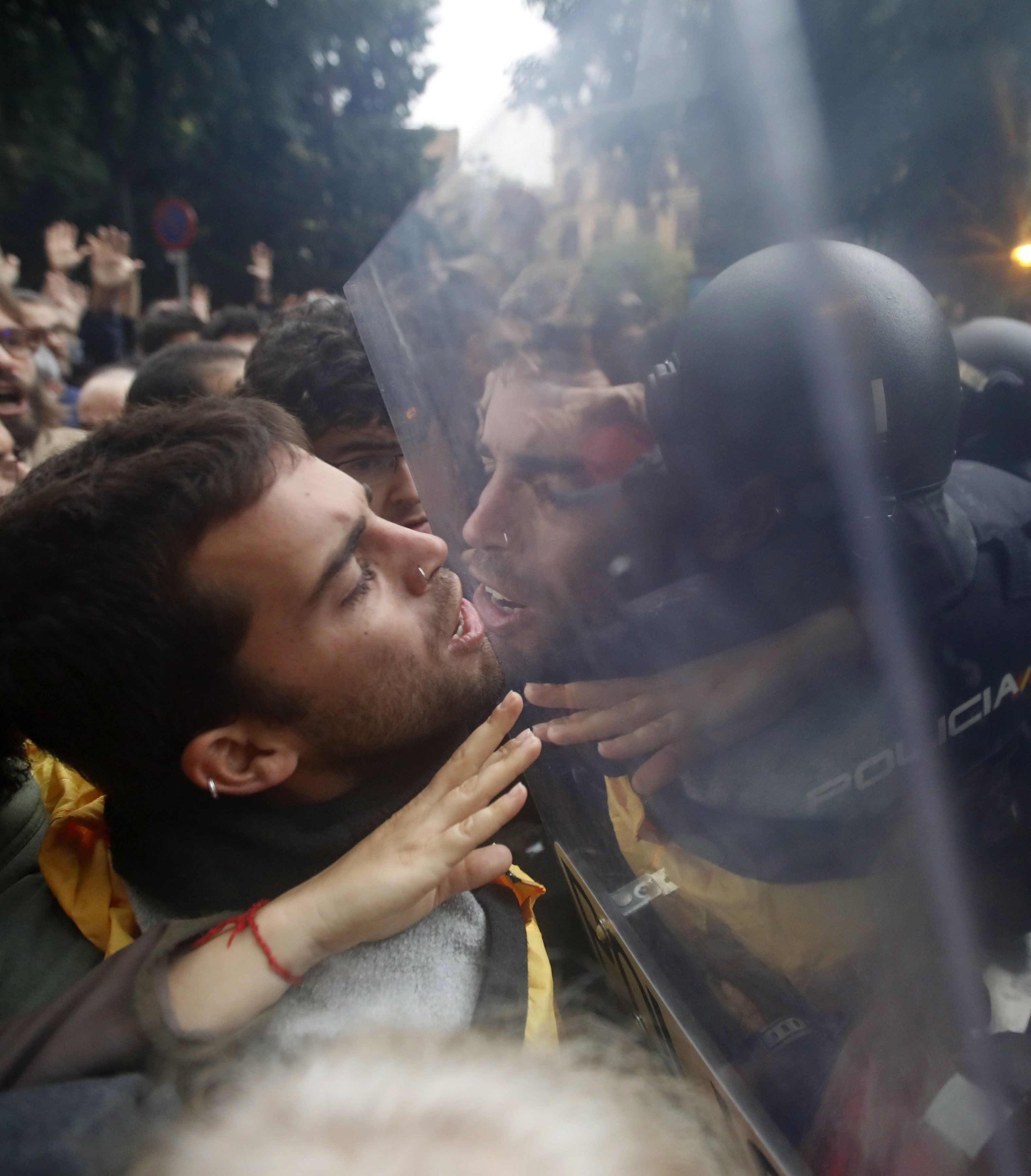 Itt a videó és képek a katalán választók és a rohamrendőrök összecsapásáról