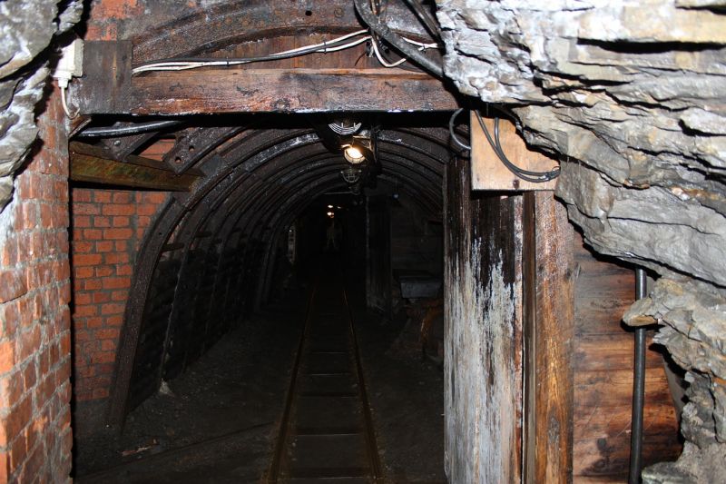 Beomlott egy szénbánya tárnája, három bányász rekedt a föld alatt Dél-Erdélyben