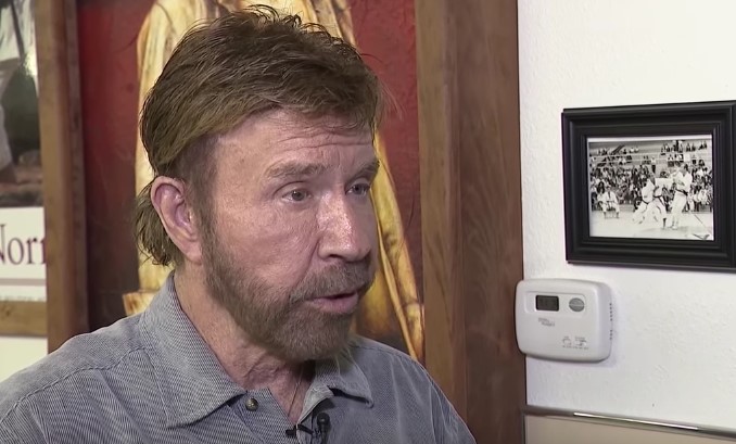 Chuck Norris alig tudja elhagyni a házukat a felesége betegsége miatt