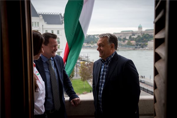 Erdei Zsolt jó hangulatú megbeszélést folytatott Orbánnal a boksz jövőjéről