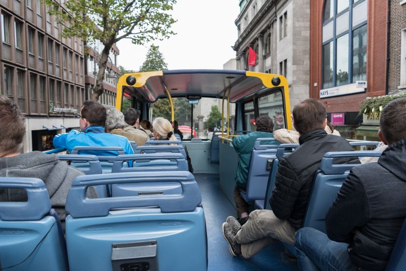 Oszlopnak hajtott Budapesten a városnéző busz, a turisták csak sokára tudtak leszállni