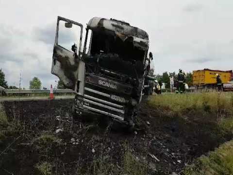 Veszély az M3-on: kigyulladt egy teherautó
