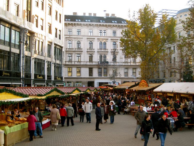 Könnyedén ki lehet kerülni a Vörösmarty téri karácsonyi vásárt védő útakadályokat