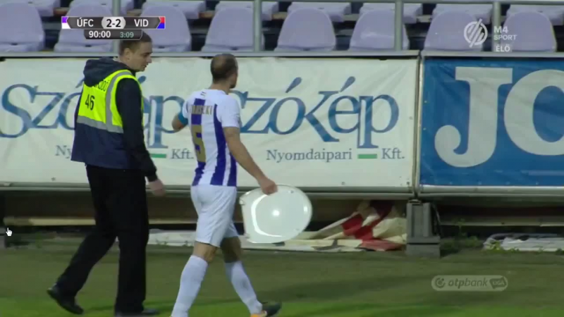 Egy wc-tetőt dobtak be a pályára a Újpest-Videoton meccsen