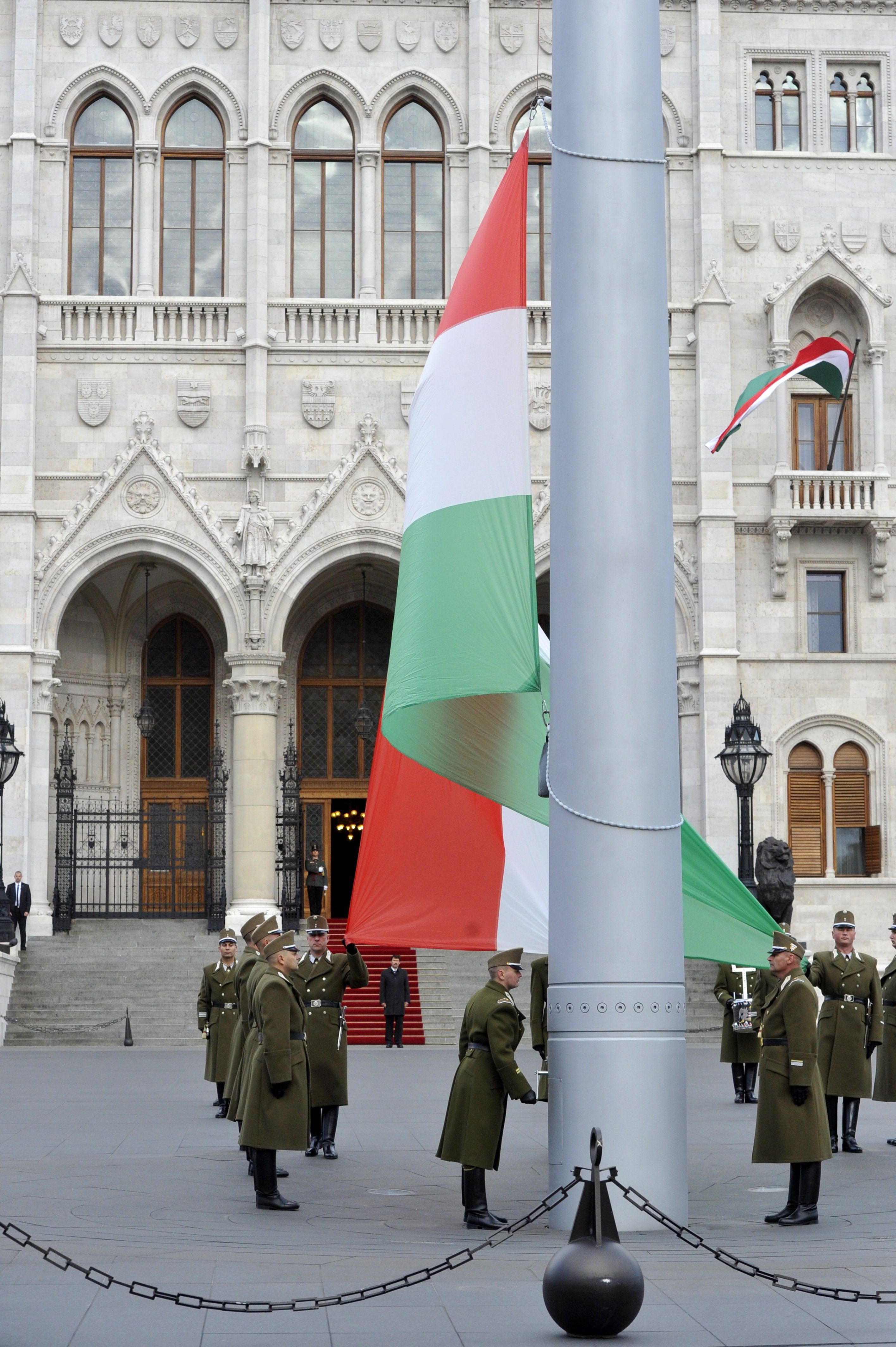 Nemzeti gyásznap: Magyarország lobogója ma egész nap félárbócon marad