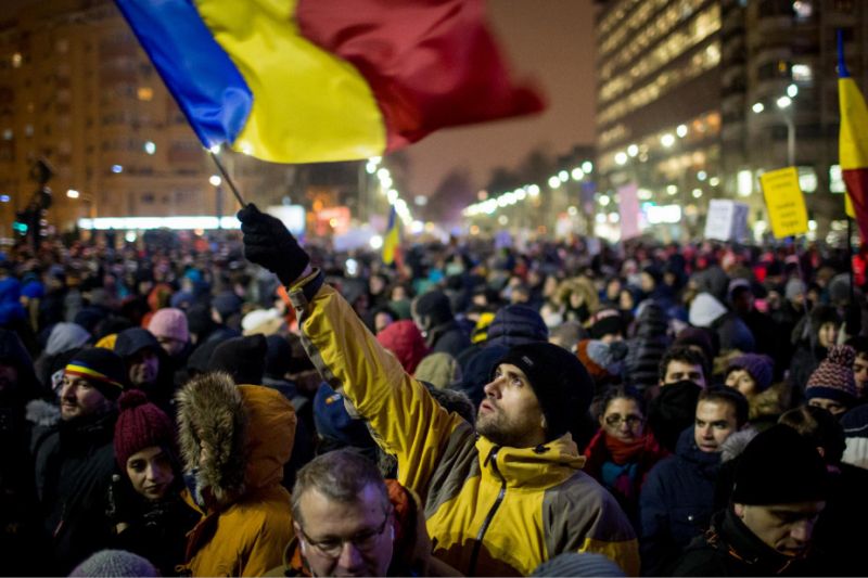 Tízezren tüntettek Romániában az igazságügyi és az adóreform ellen