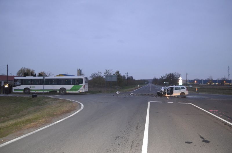 Tragédia a 6-os úton: egy busz és egy személyautó karambolozott 