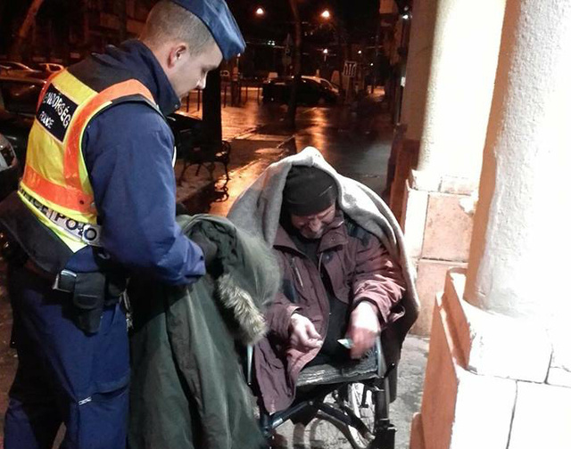 Ezért tudtak még egy kabátot adni a Damjanich utcai hajléktalannak a rendőrök