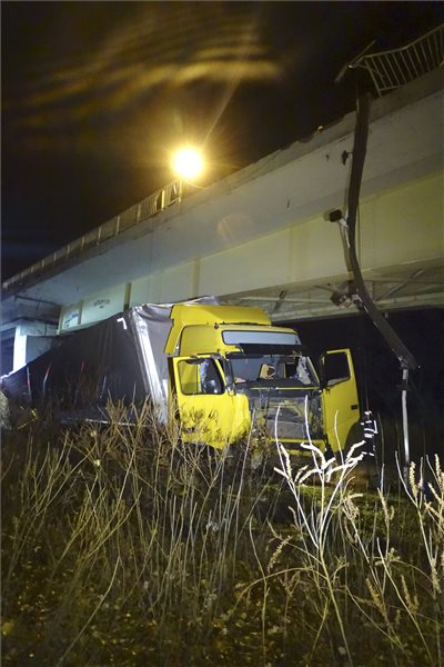 Lesodródott egy kamion az algyői Tisza-hídról – fotók