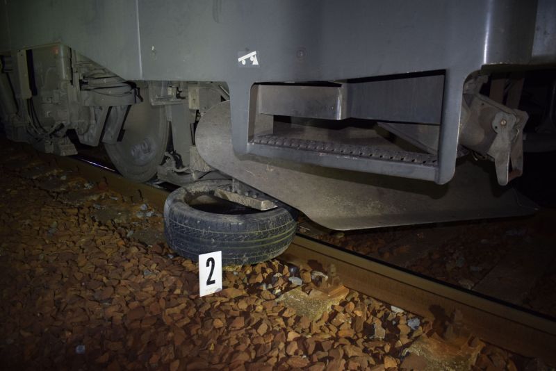 Gumiabroncsokat raktak a sínekre, vonat állt meg a három gyerek "vicce" miatt