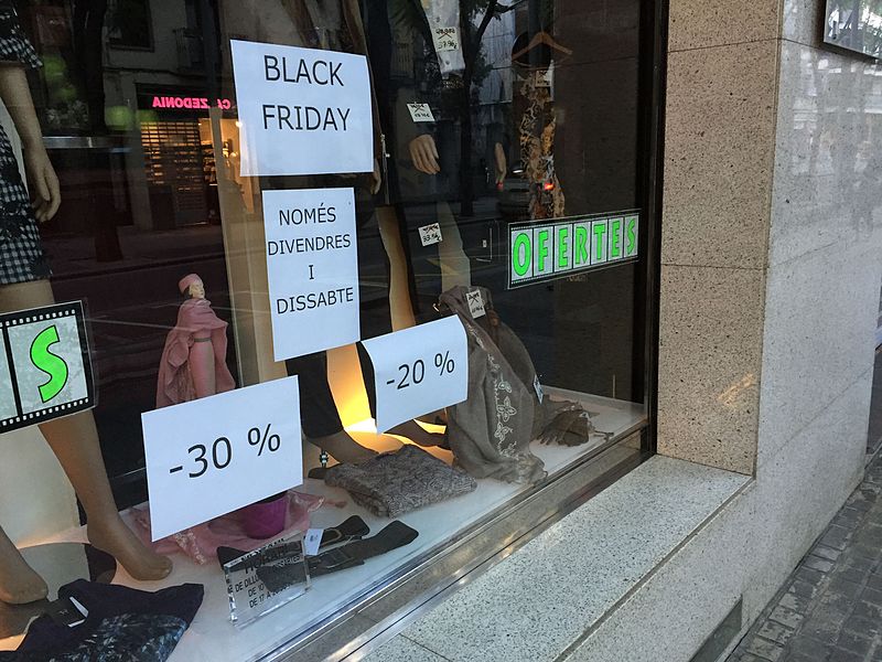 A Black Friday előtt akad olyan áruház, amely fölemeli az árakat, hogy abból akciózzon