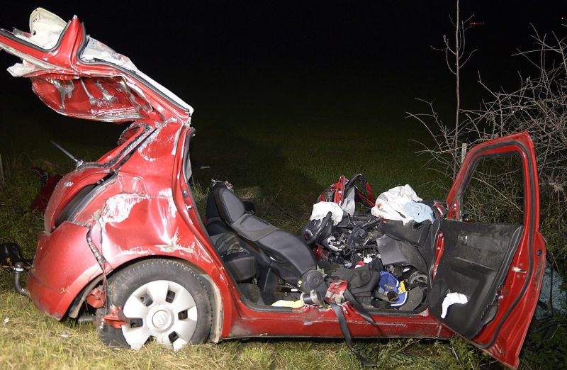 Két halott: ennyi maradt a szarvassal és a nyergesvontatóval ütközött Suzukiból