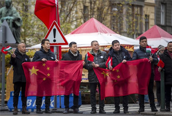 Ezért lesznek dugók a jövő héten – megérkezett a kínai kormányfő Budapestre 