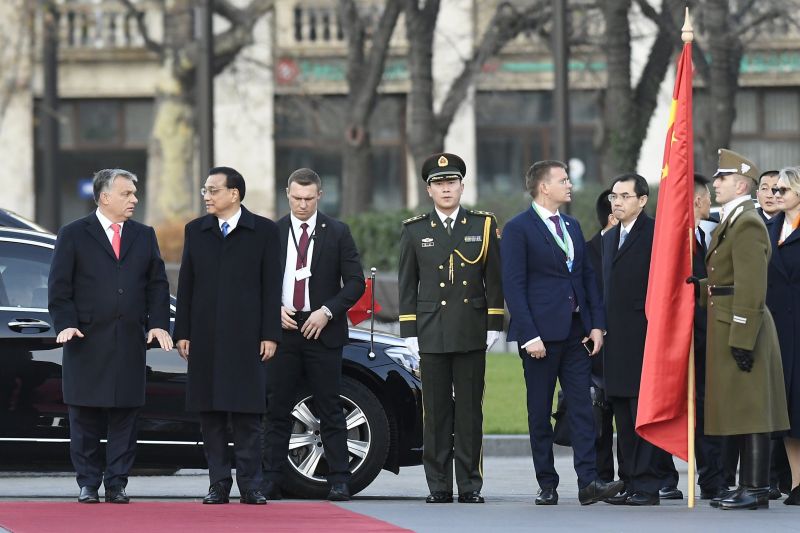 Katonai tiszteletadással köszöntötték a kínai miniszterelnököt a Kossuth téren