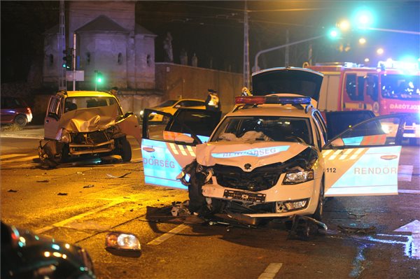 Négy autó csattant a Fiumei úton, rendőrök is megsérültek