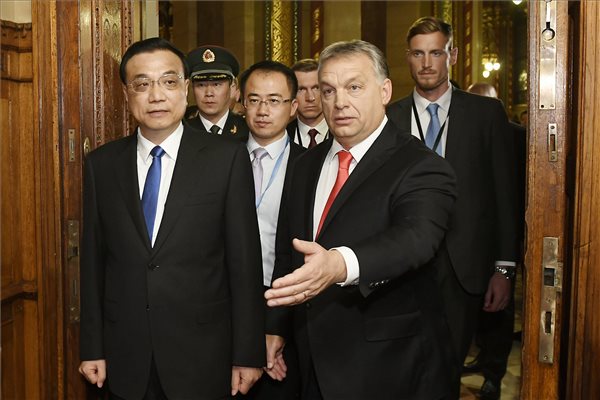"Magyarország körüludvarolja Kínát" – ezt írják a külföldi lapok a kínai miniszterelnök látogatásáról