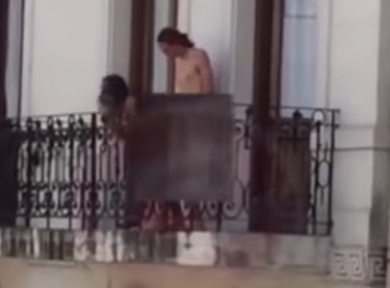 Fényes nappal szexeltek az erkélyen – videó