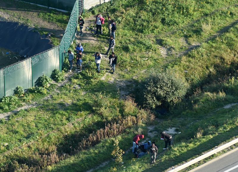 Embercsempészek kezdtek lövöldözni Calais-ban