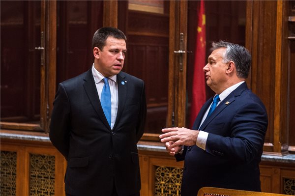 Az észt miniszterelnökkel cserélt tapasztalatot Orbán Viktor