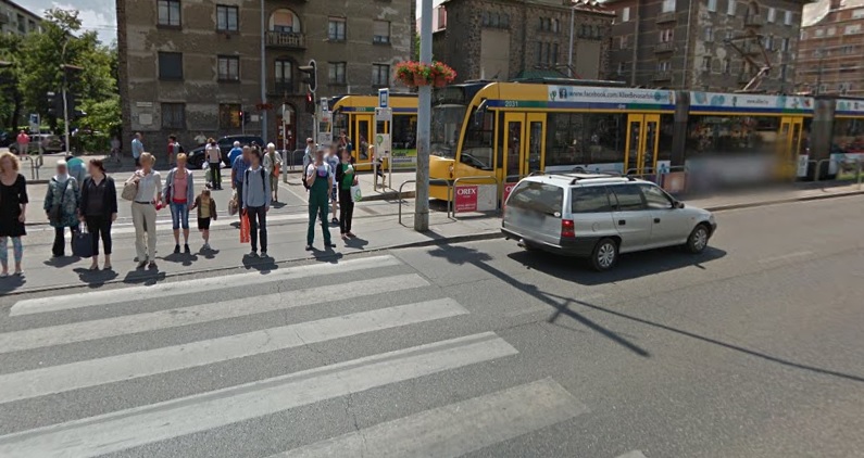 Meztelenül sétált egy férfi Budapest egyik legforgalmasabb pontján – fotó